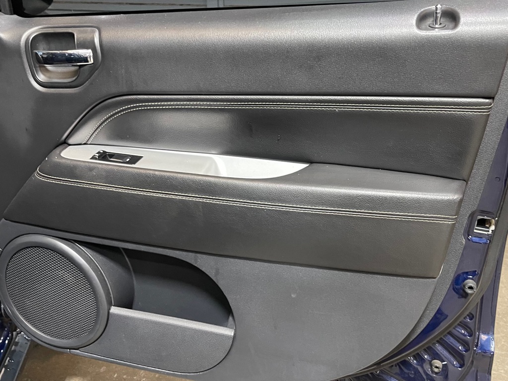 Photo 16 of this JEEP COMPASS