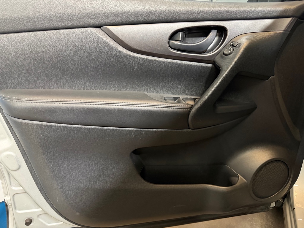 Photo 9 of this NISSAN ROGUE SPORT