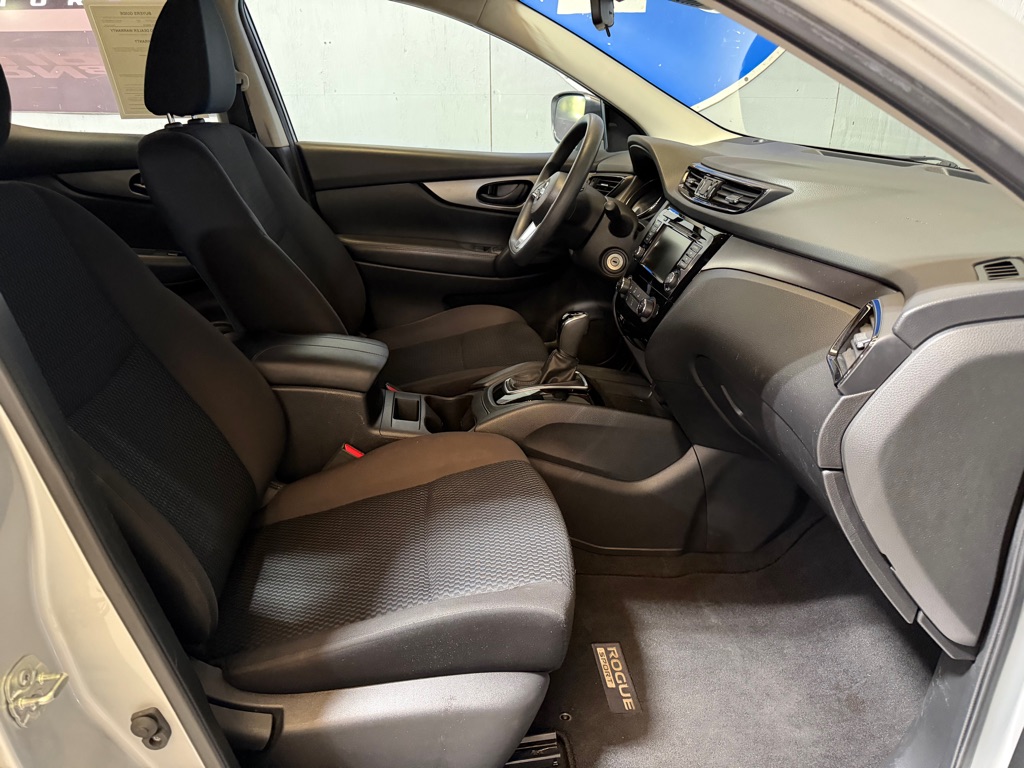Photo 17 of this NISSAN ROGUE SPORT