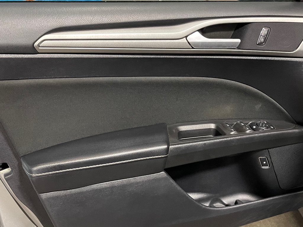 Photo 9 of this FORD FUSION HYBRID