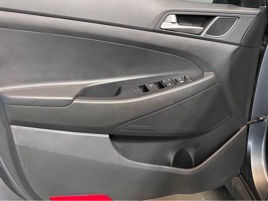 Photo 9 of this HYUNDAI TUCSON