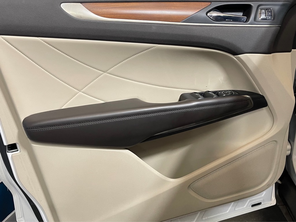 Photo 9 of this LINCOLN MKC