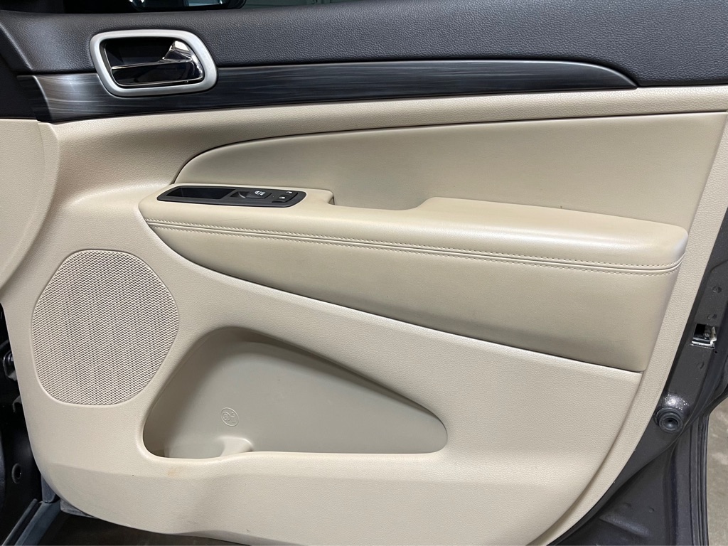 Photo 16 of this JEEP GRAND CHEROKEE