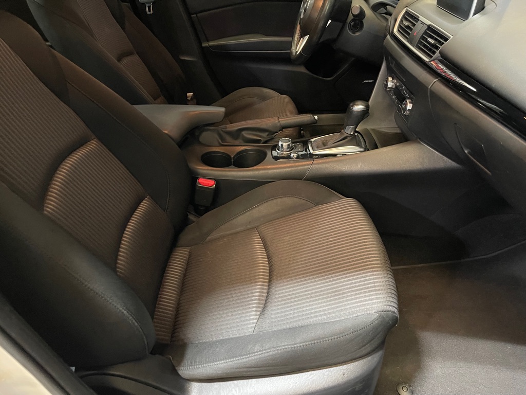 Photo 17 of this MAZDA MAZDA3