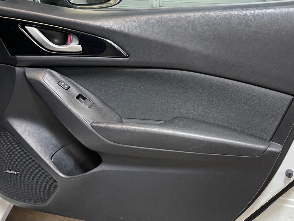 Photo 16 of this MAZDA MAZDA3