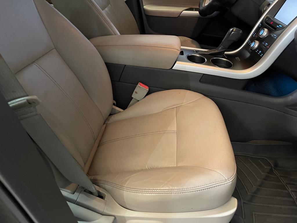 Photo 17 of this FORD EDGE