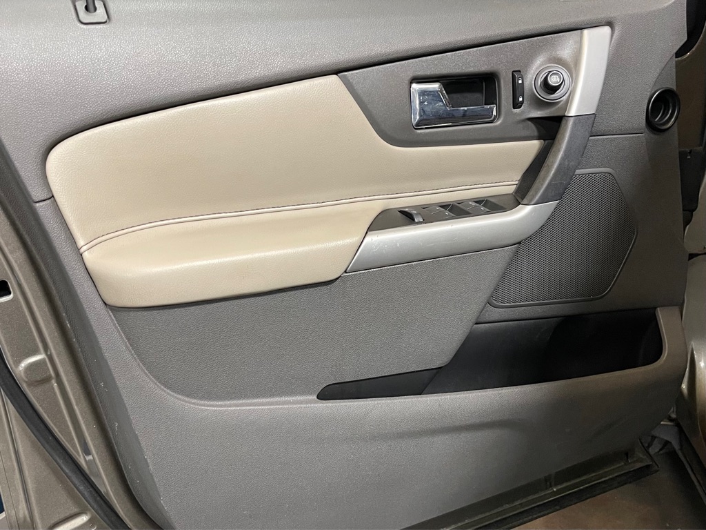 Photo 9 of this FORD EDGE