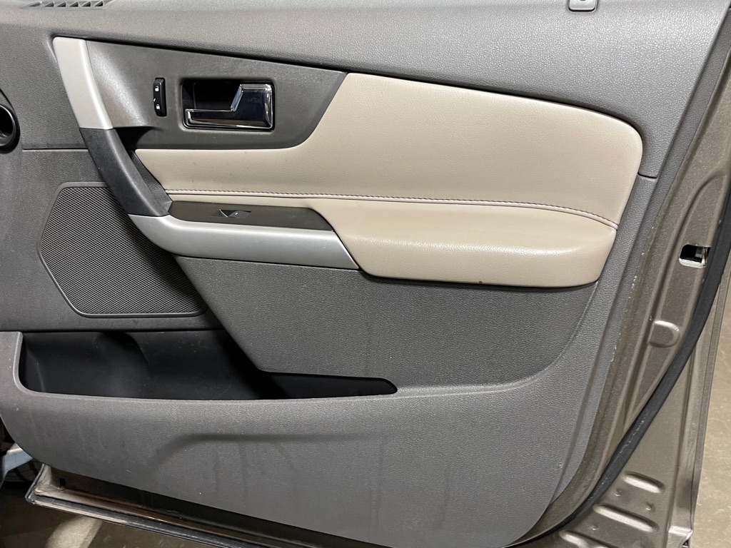 Photo 16 of this FORD EDGE