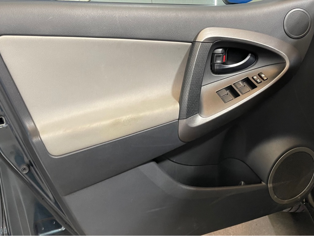 Photo 9 of this TOYOTA RAV4