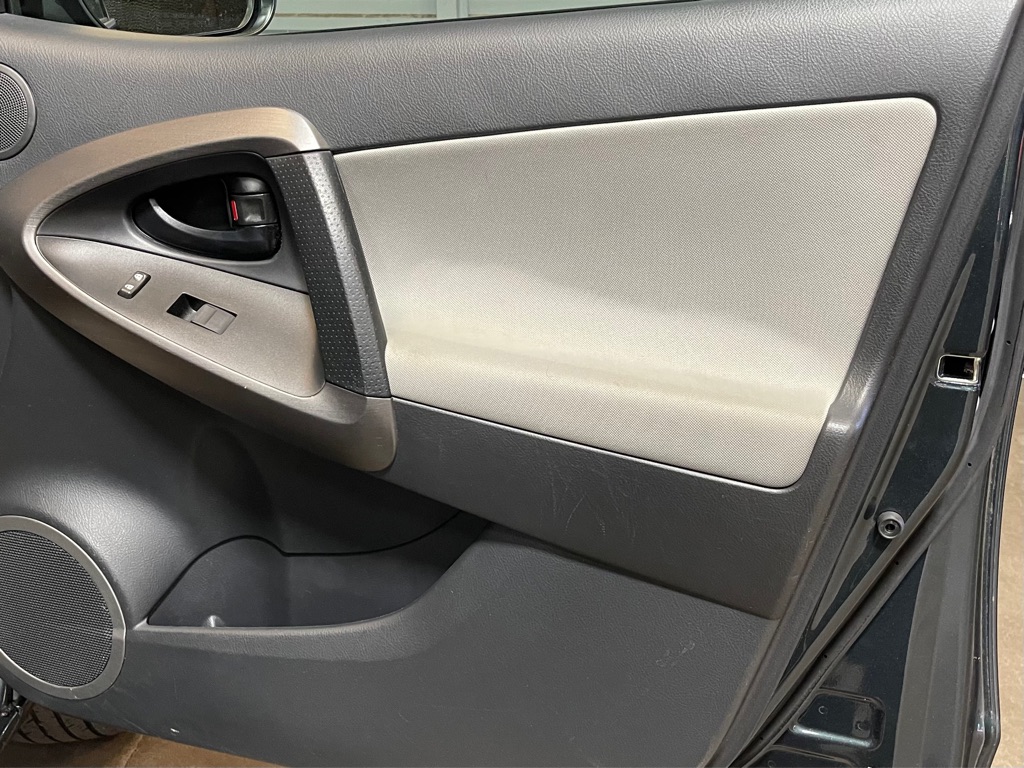 Photo 16 of this TOYOTA RAV4