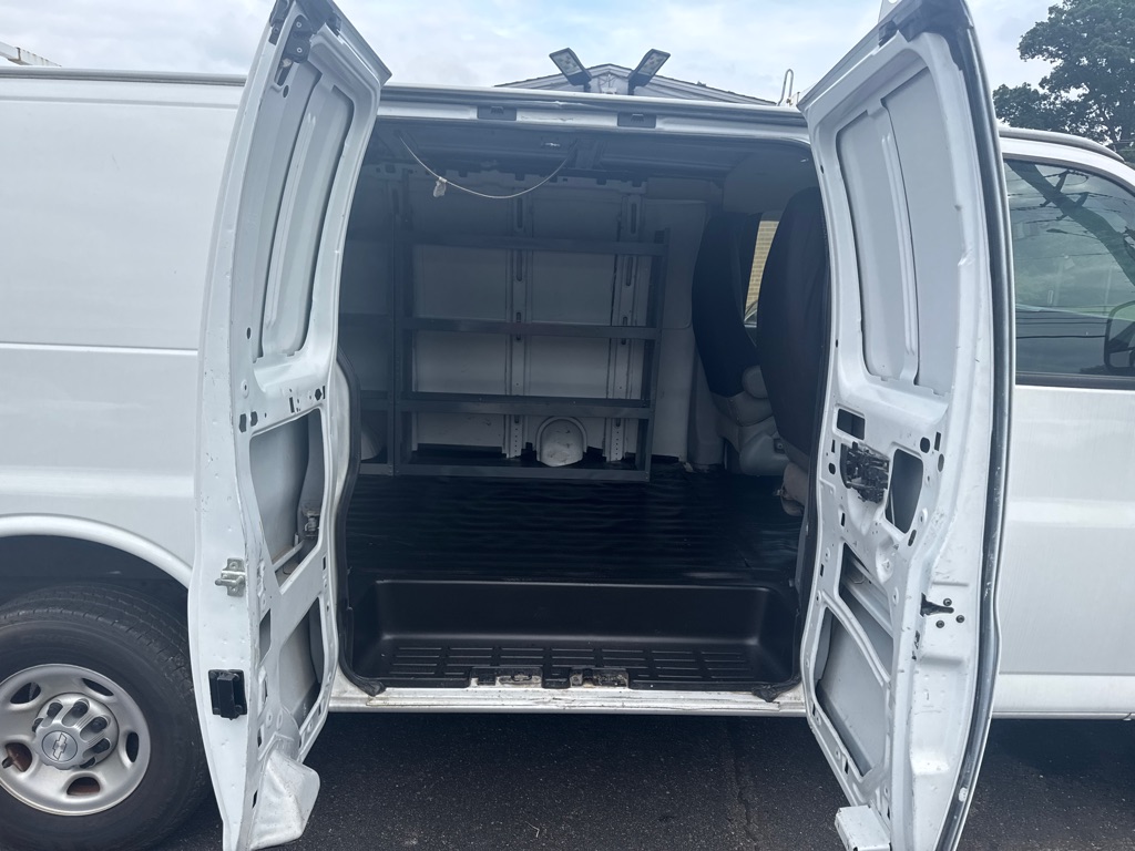 Photo 13 of this CHEVROLET EXPRESS G2500