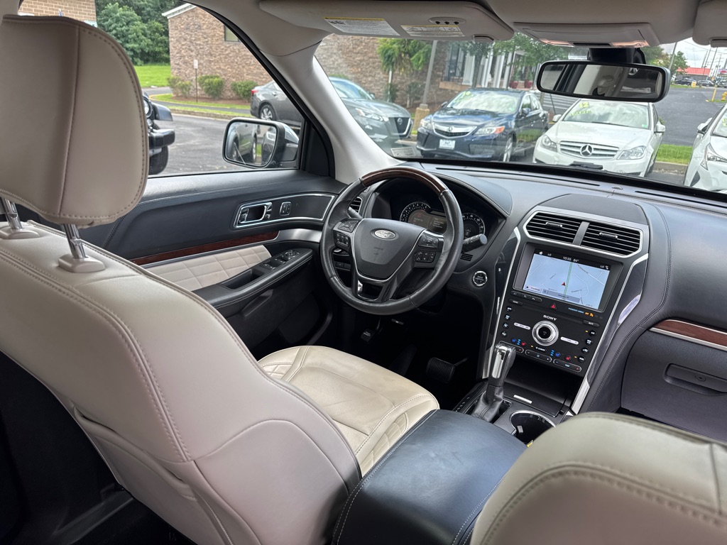 Photo 12 of this FORD EXPLORER