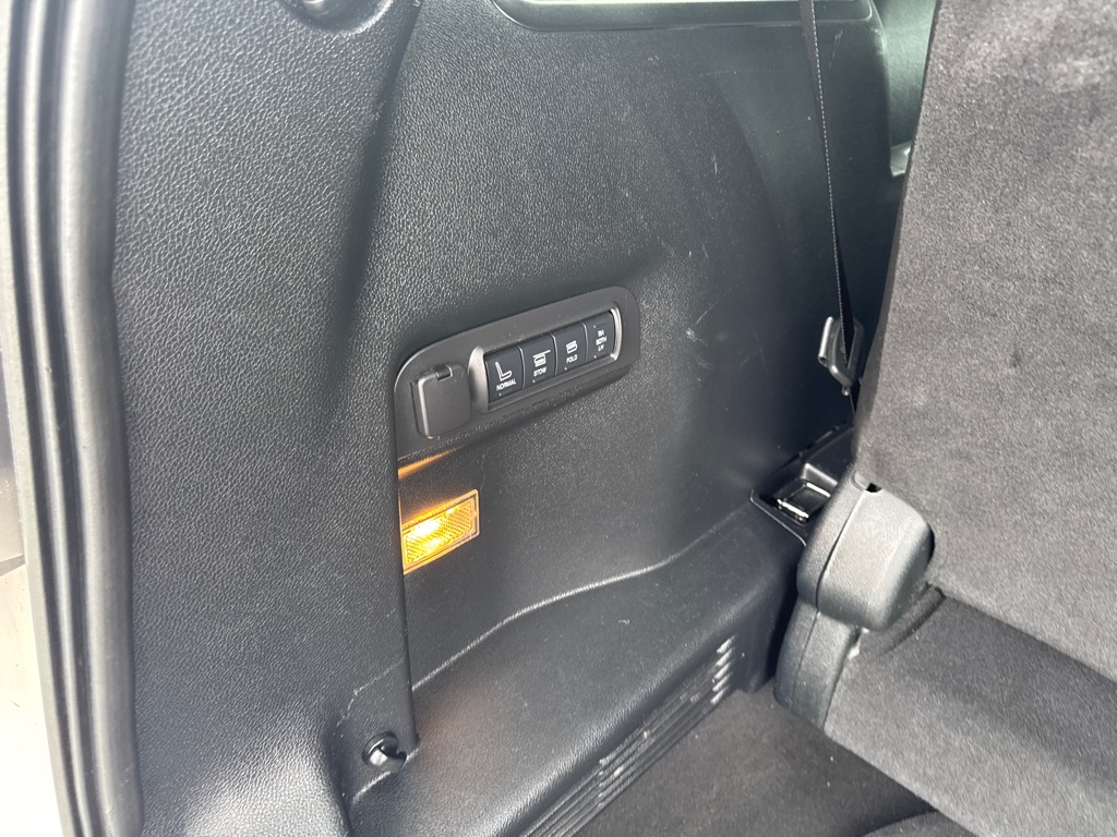 Photo 16 of this FORD EXPLORER