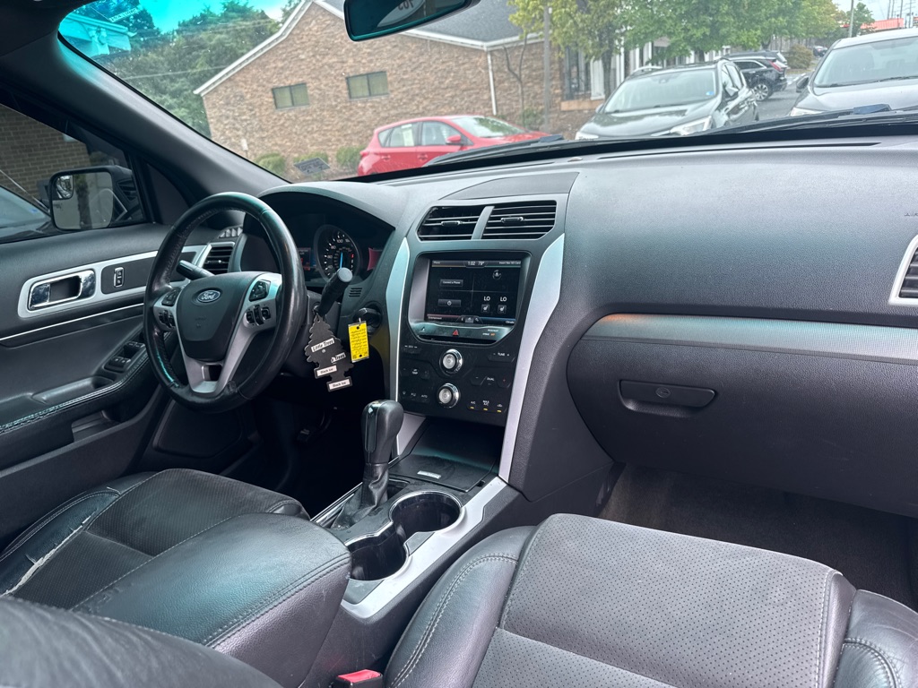 Photo 11 of this FORD EXPLORER