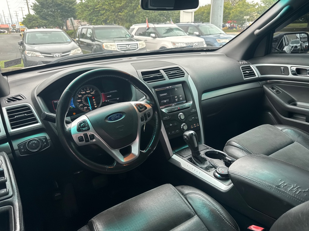 Photo 13 of this FORD EXPLORER