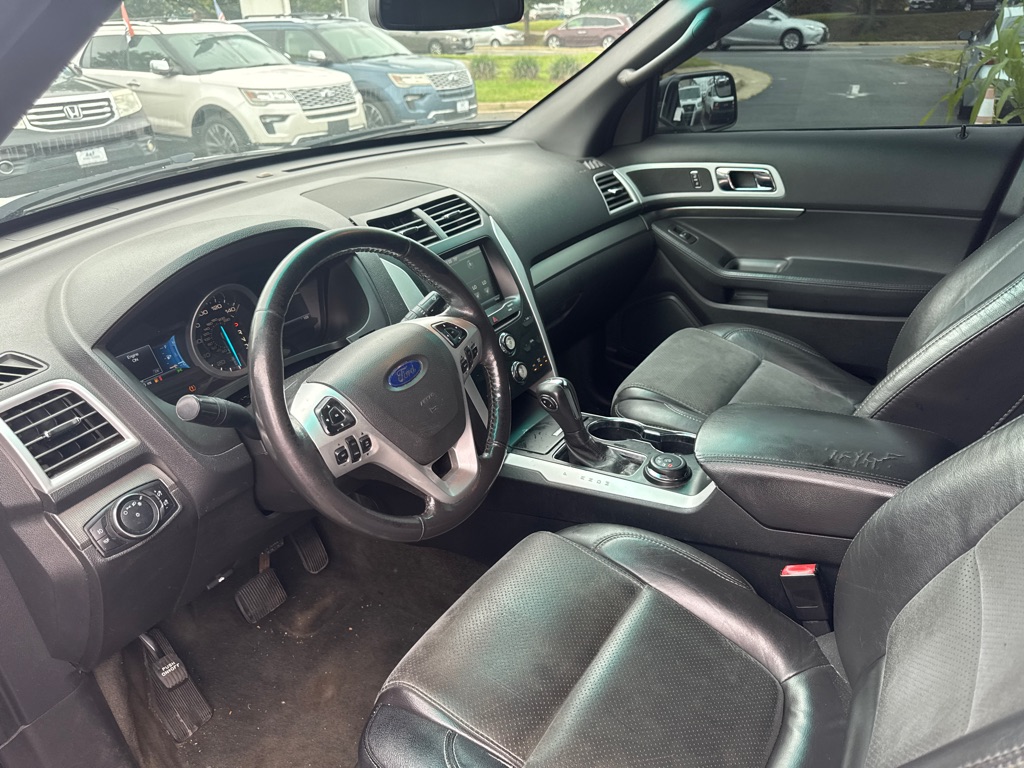 Photo 15 of this FORD EXPLORER