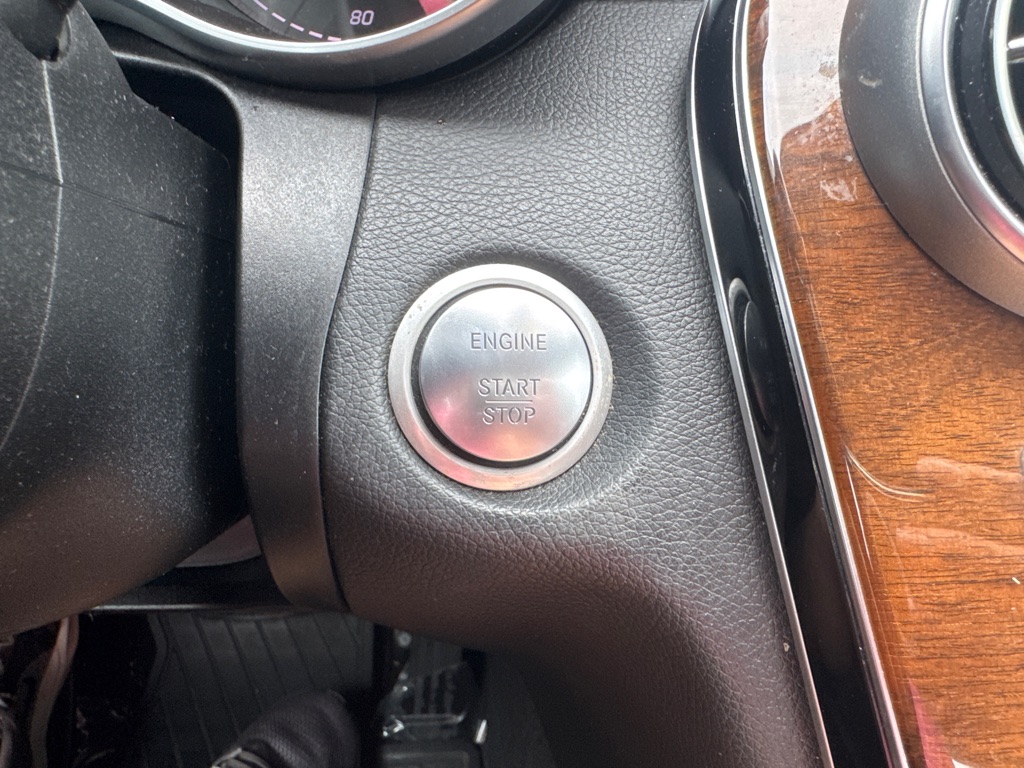 Photo 19 of this MERCEDES-BENZ C-CLASS