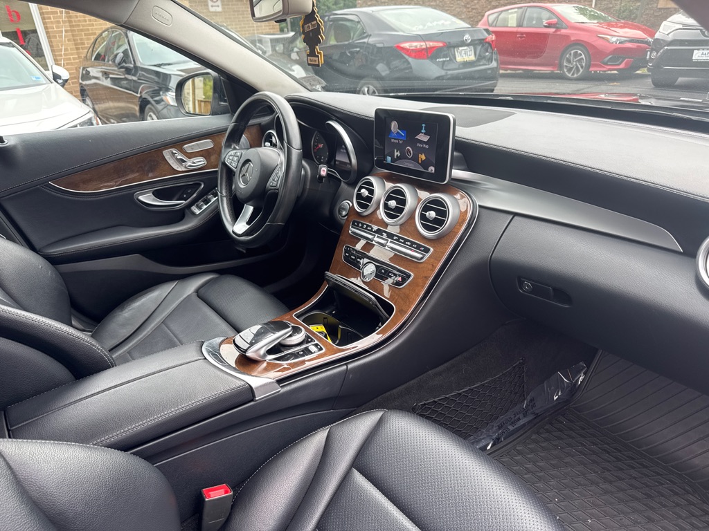 Photo 9 of this MERCEDES-BENZ C-CLASS
