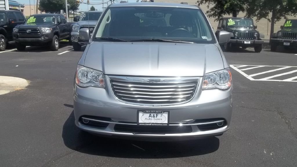 Photo 2 of this CHRYSLER TOWN & COUNTRY
