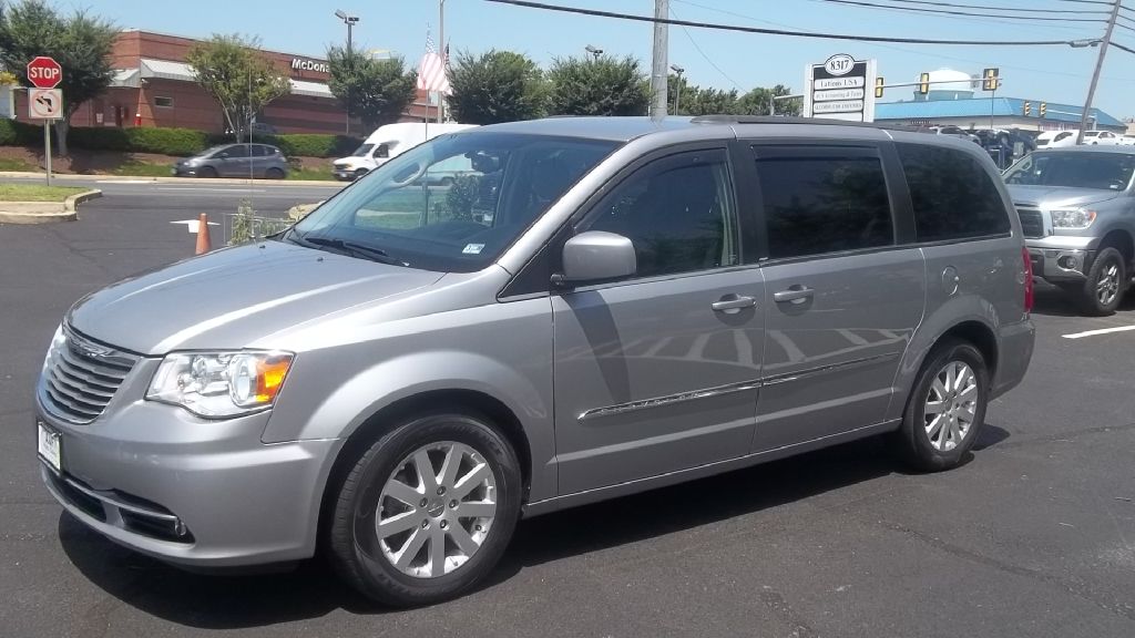 Photo 3 of this CHRYSLER TOWN & COUNTRY