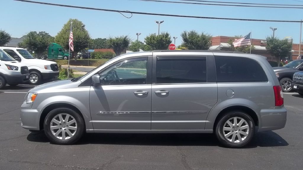 Photo 4 of this CHRYSLER TOWN & COUNTRY