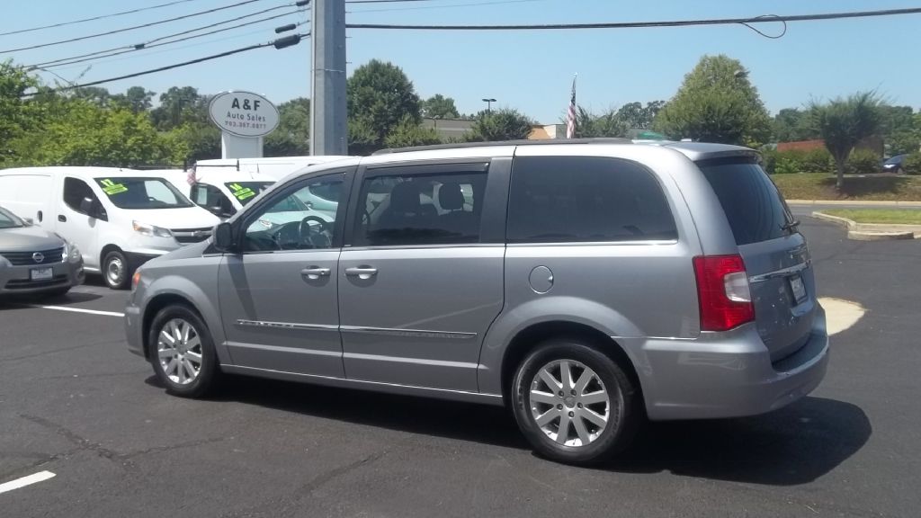 Photo 5 of this CHRYSLER TOWN & COUNTRY