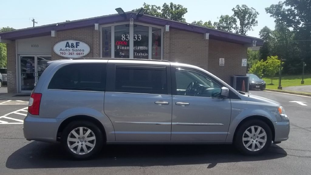 Photo 6 of this CHRYSLER TOWN & COUNTRY