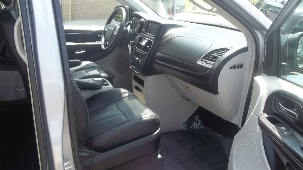 Photo 7 of this CHRYSLER TOWN & COUNTRY