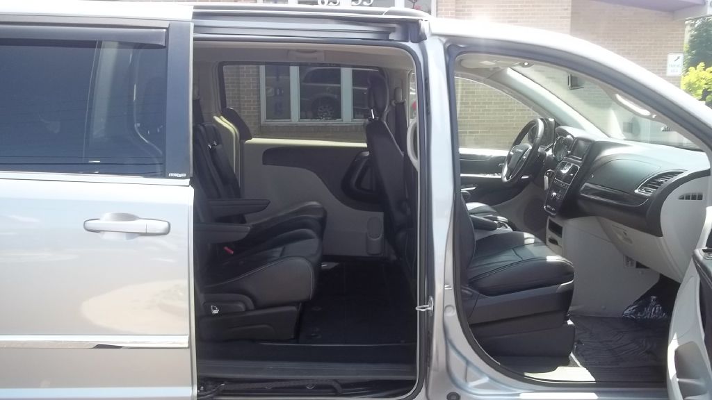Photo 8 of this CHRYSLER TOWN & COUNTRY