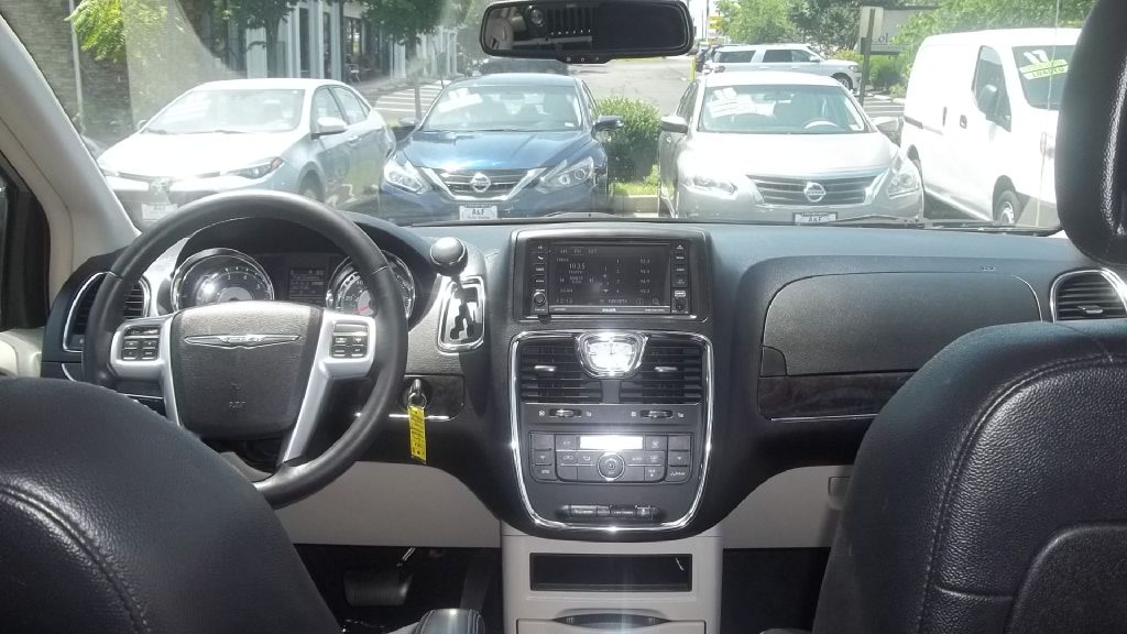 Photo 10 of this CHRYSLER TOWN & COUNTRY