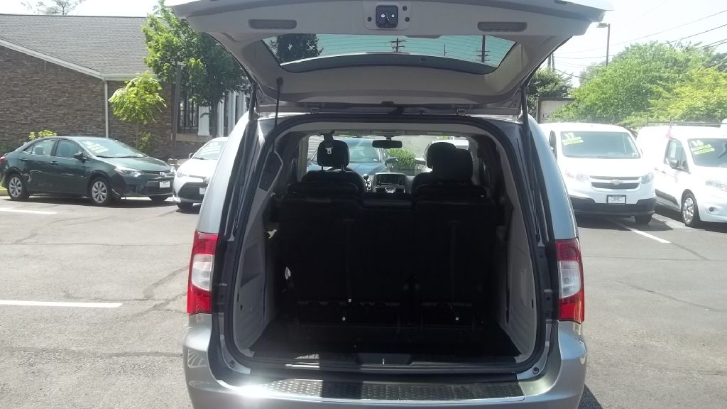 Photo 11 of this CHRYSLER TOWN & COUNTRY