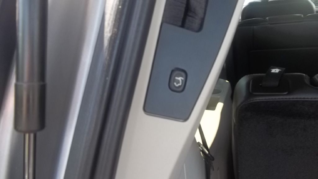 Photo 13 of this CHRYSLER TOWN & COUNTRY