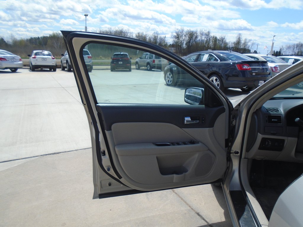 Photo 14 of this FORD FUSION