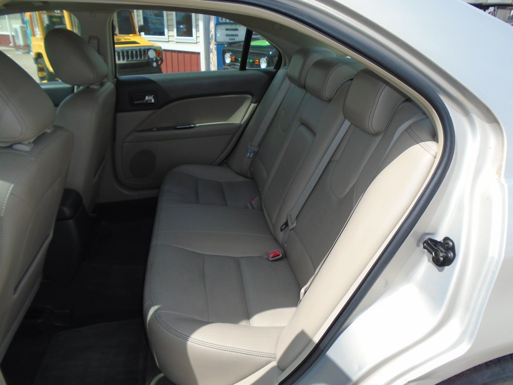 Photo 19 of this FORD FUSION