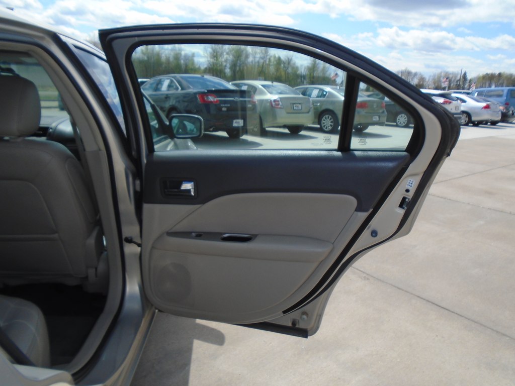 Photo 32 of this FORD FUSION