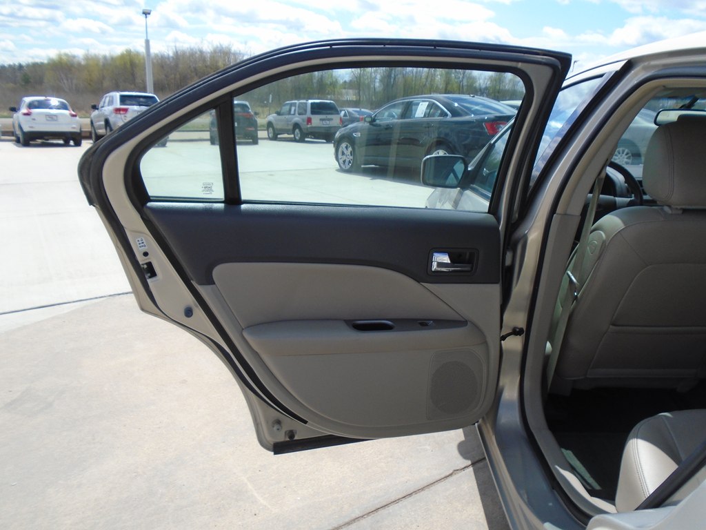 Photo 21 of this FORD FUSION