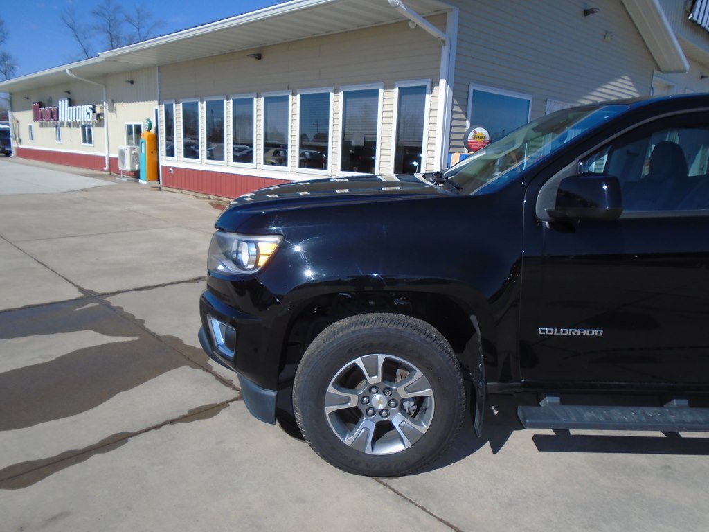 Photo 2 of this CHEVROLET COLORADO