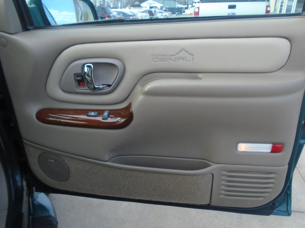 Photo 32 of this GMC DENALI