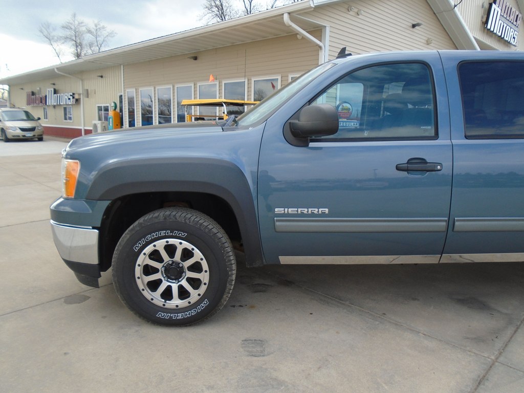 Photo 2 of this GMC SIERRA