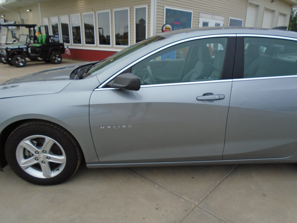 Photo 3 of this CHEVROLET MALIBU