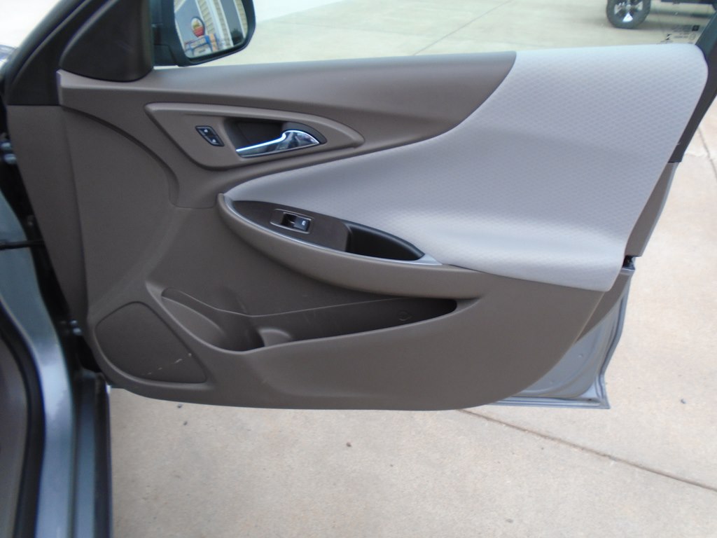 Photo 33 of this CHEVROLET MALIBU