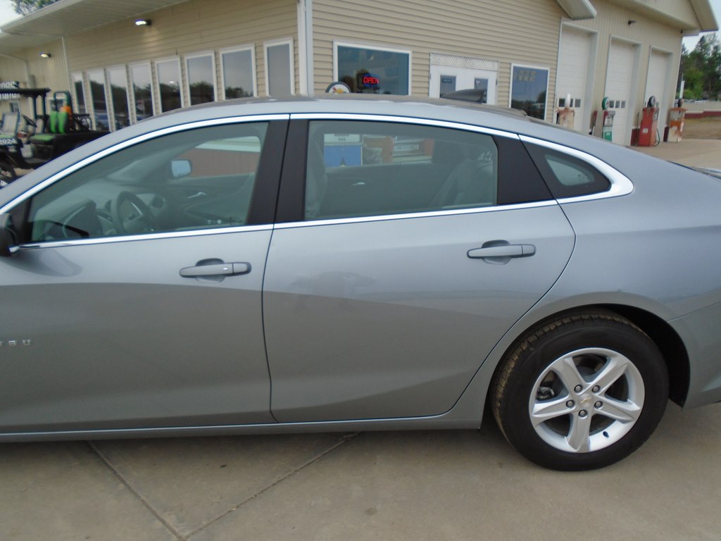 Photo 4 of this CHEVROLET MALIBU