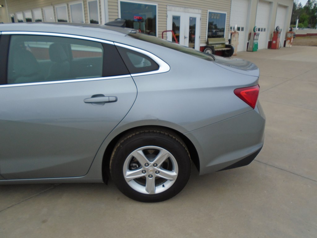 Photo 5 of this CHEVROLET MALIBU