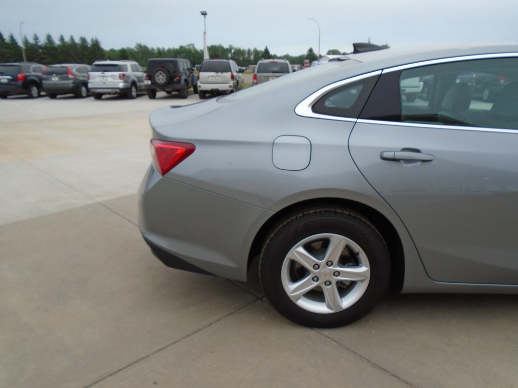 Photo 11 of this CHEVROLET MALIBU