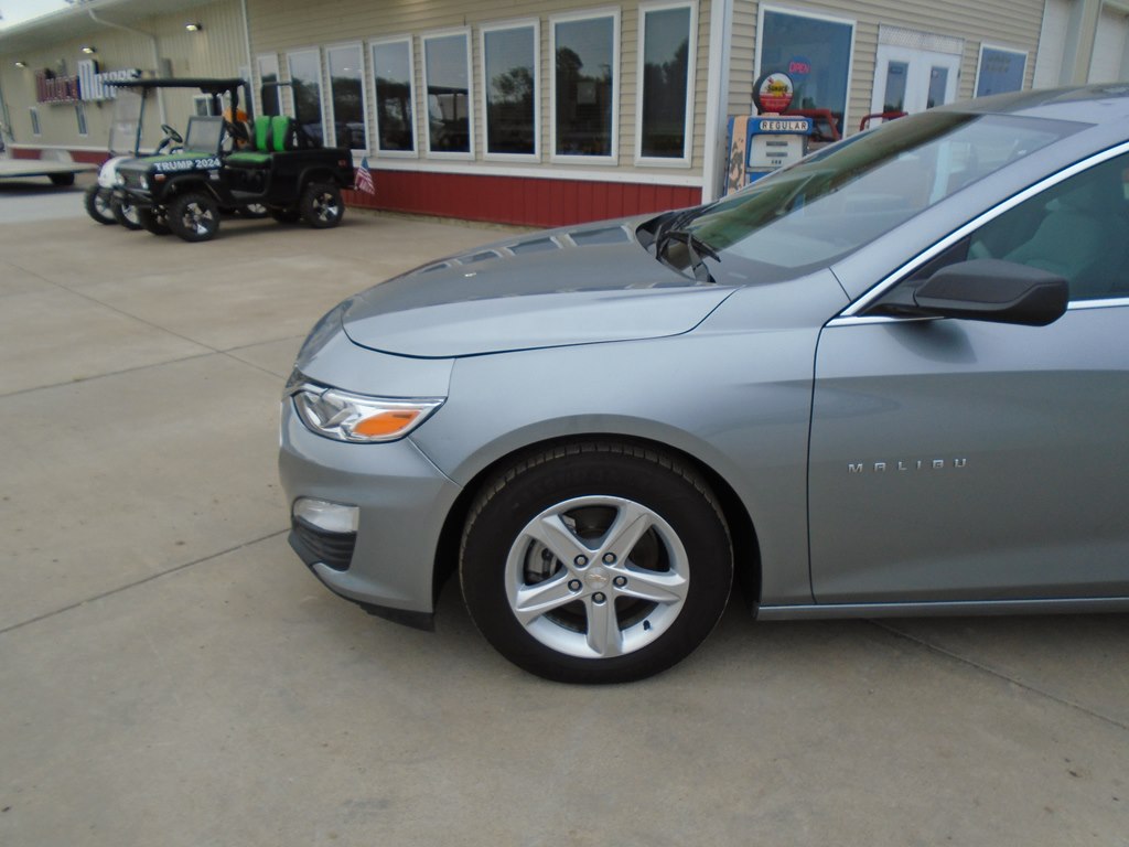 Photo 2 of this CHEVROLET MALIBU