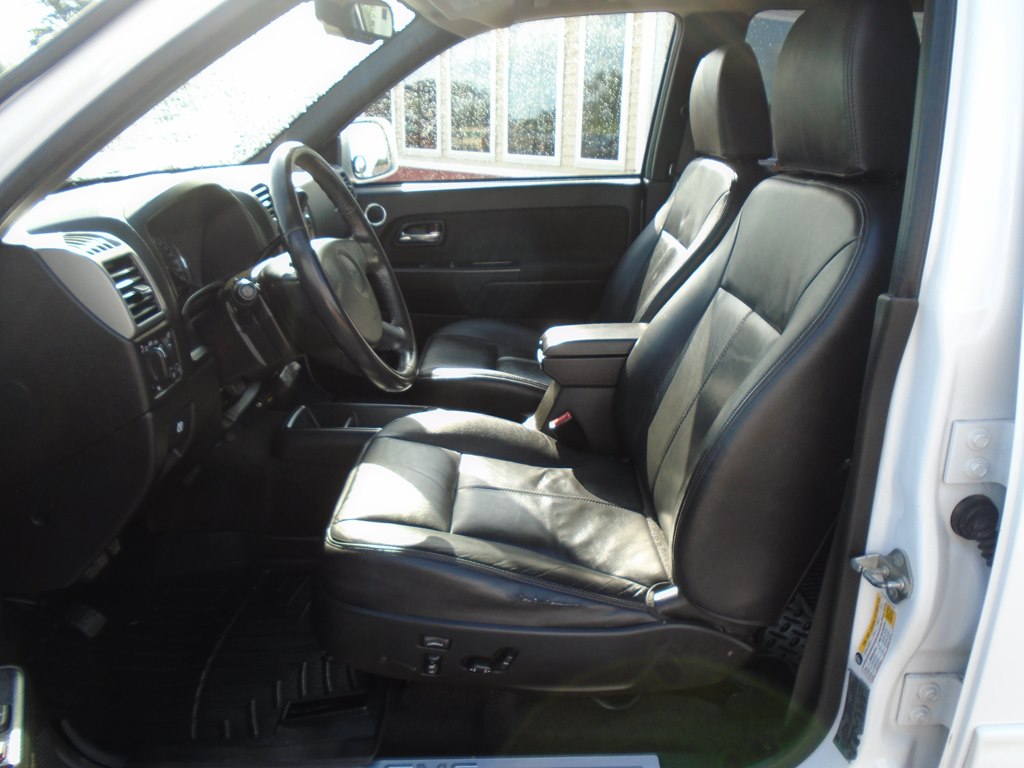 Photo 14 of this GMC CANYON