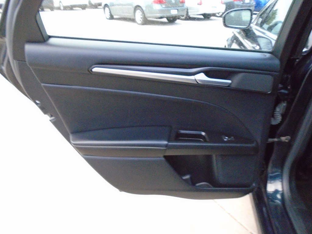 Photo 22 of this FORD FUSION