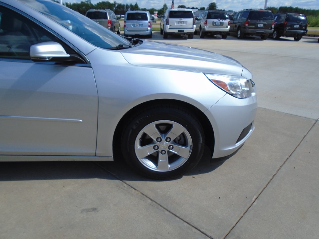 Photo 8 of this CHEVROLET MALIBU
