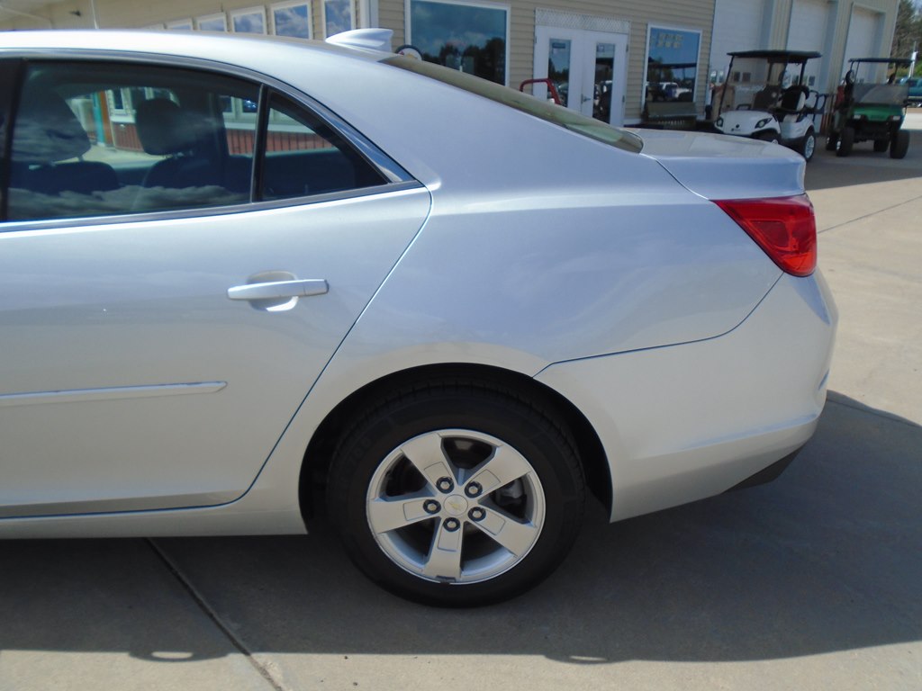 Photo 5 of this CHEVROLET MALIBU