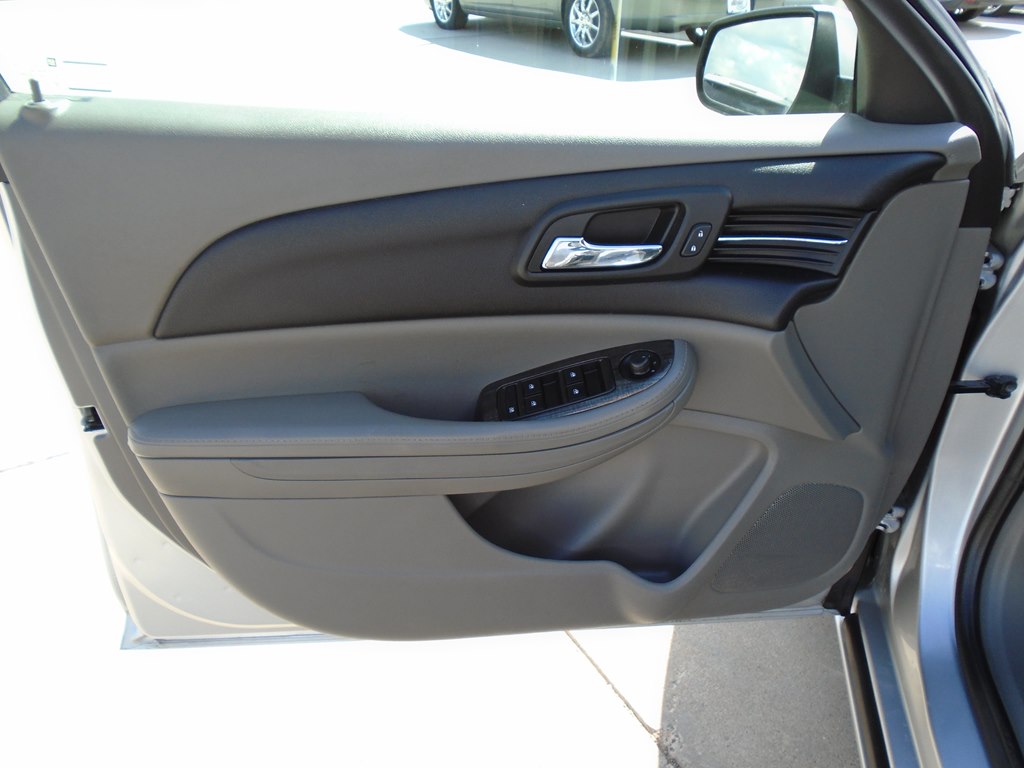 Photo 15 of this CHEVROLET MALIBU